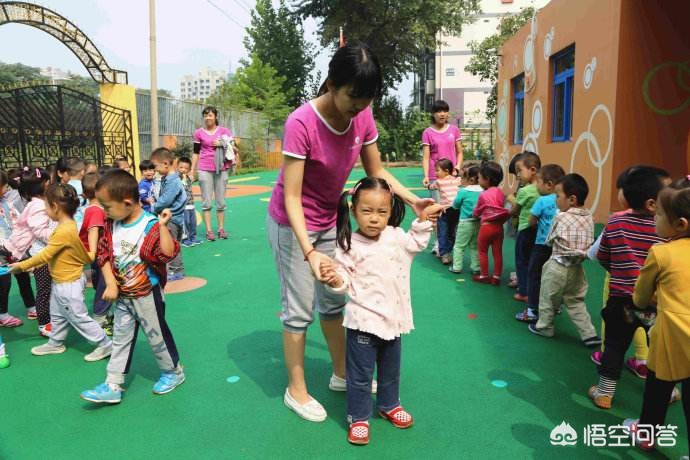 某幼儿园虐童视频流出!涉事教师已被刑拘,家长集体维权 某幼儿园虐童视频流出!涉事教师已被刑拘,家长集体维权