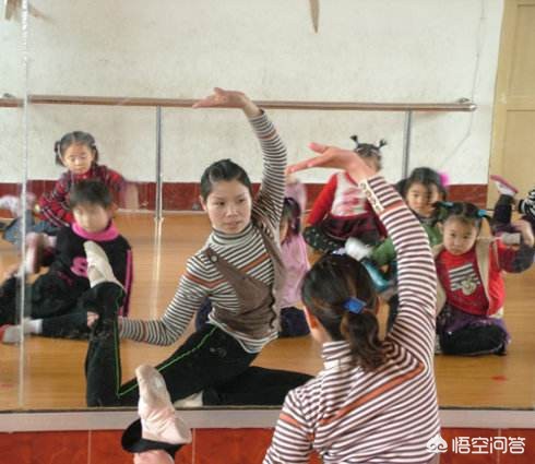 某幼儿园虐童视频流出!涉事教师已被刑拘,家长集体维权 某幼儿园虐童视频流出!涉事教师已被刑拘,家长集体维权