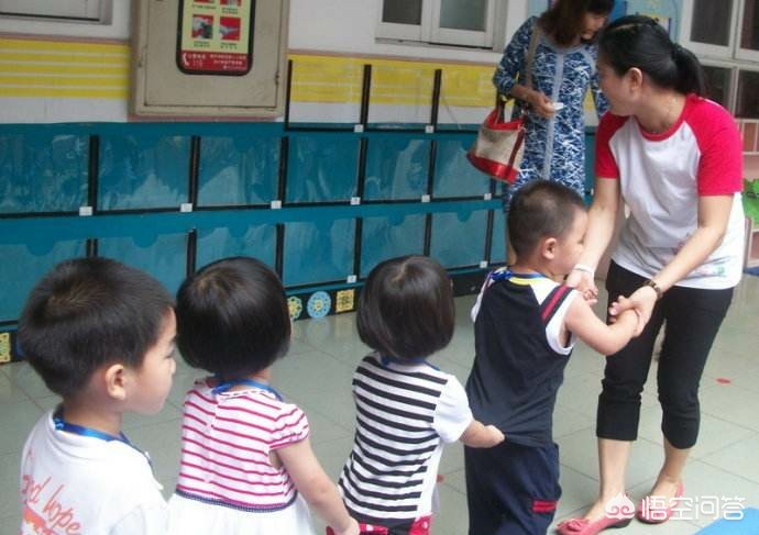 某幼儿园虐童视频流出!涉事教师已被刑拘,家长集体维权 某幼儿园虐童视频流出!涉事教师已被刑拘,家长集体维权