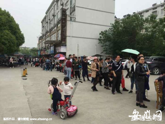 幼儿园入学竞争比 100:1!家长为抢名额连夜排队 幼儿园入学竞争比 100:1!家长为抢名额连夜排队