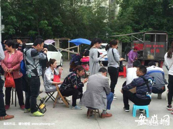 幼儿园入学竞争比 100:1!家长为抢名额连夜排队 幼儿园入学竞争比 100:1!家长为抢名额连夜排队