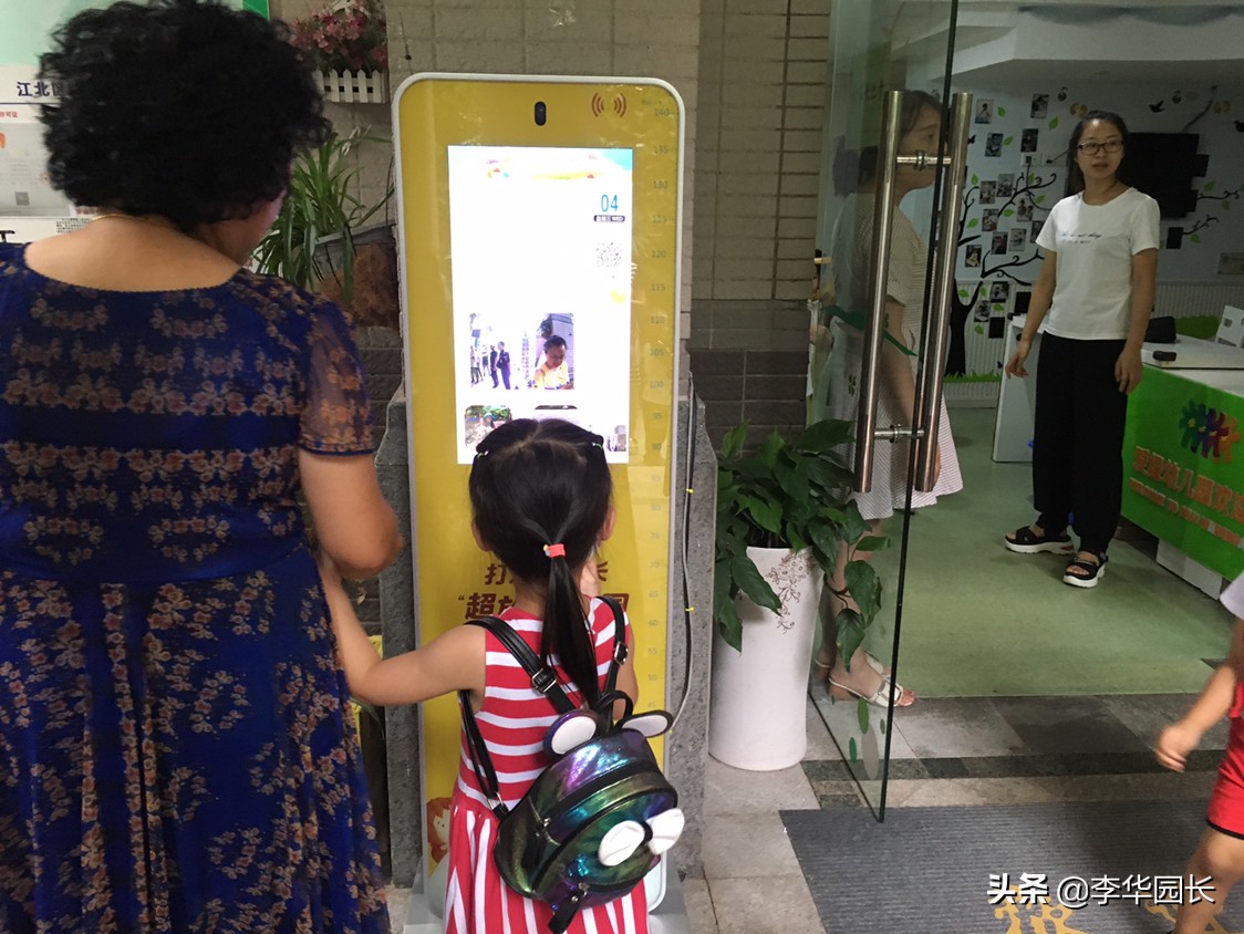 幼儿园入学竞争比 100:1!家长为抢名额连夜排队 幼儿园入学竞争比 100:1!家长为抢名额连夜排队