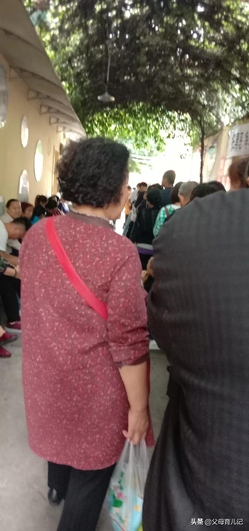 幼儿园入学竞争比 100:1!家长为抢名额连夜排队 幼儿园入学竞争比 100:1!家长为抢名额连夜排队